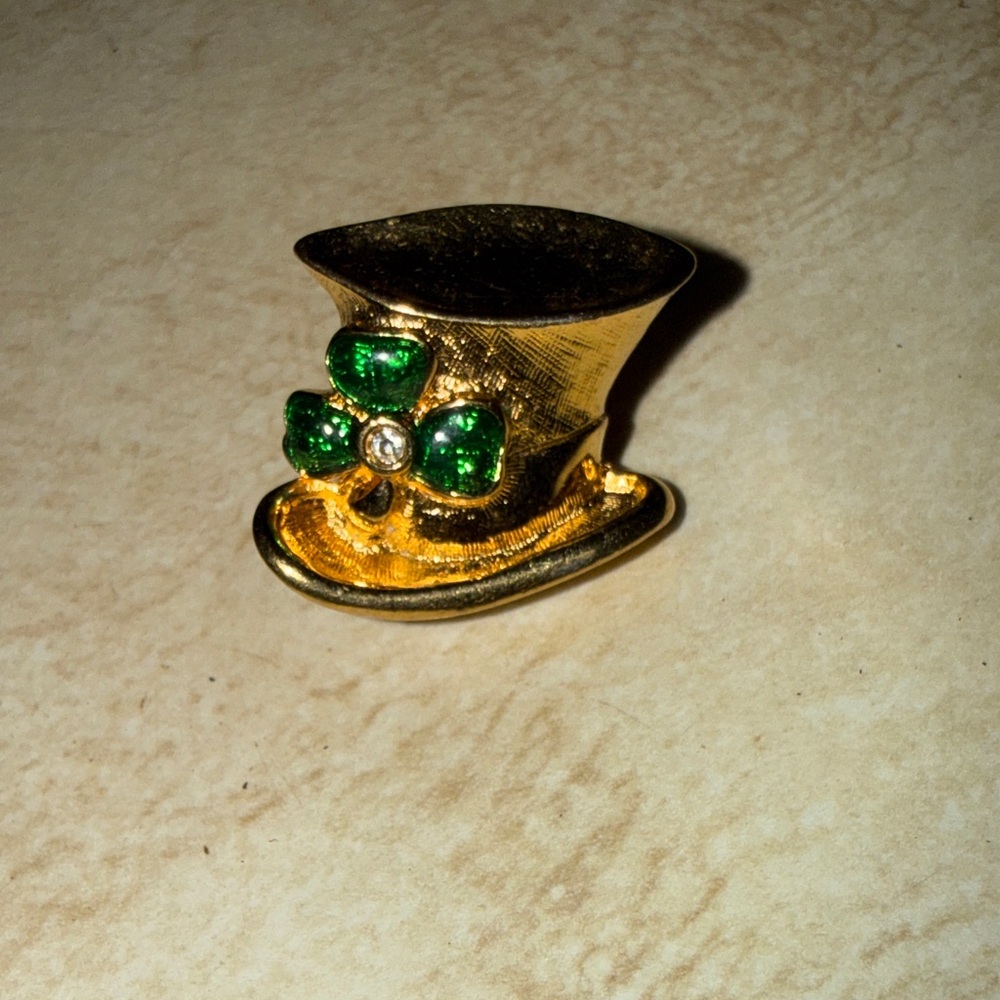 Avon Gold Tone Top Hat Brooch with Green Shamrock